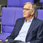 Dietmar Bartsch fordert Debatte über Verbeamtungen und kritisiert ungleiche Besoldungen.