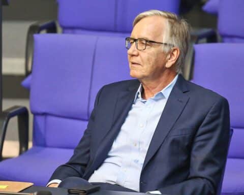 Dietmar Bartsch fordert Debatte über Verbeamtungen und kritisiert ungleiche Besoldungen.