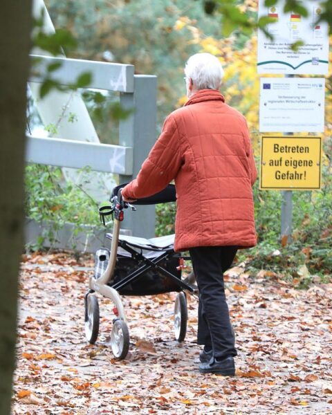 Seniorin diskutiert Rentenfragen mit Politikerin, symbolisiert Altersvorsorge und gesellschaftliche Gerechtigkeit.