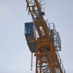 Baustelle mit Bauzäunen, schweren Maschinen und Verkehrssperrungen für Brückenabriss in Coswig.