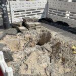 Baustelle mit Verkehrssperren und mobilen Ampeln in Duisburgs Stadtteilen Rumeln-Kaldenhausen und Marxloh.