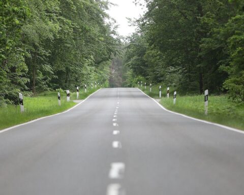 Landstraße mit neuen Verkehrsampeln und Kreisverkehren zur Verbesserung der Verkehrssicherheit in Bayern.