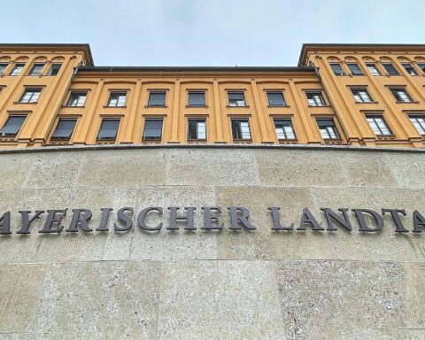 Bayerischer Landtag mit Wissenschaftsminister, NVIDIA-Vertreter und Hochleistungs-Grafikprozessoren für KI-Projekt.