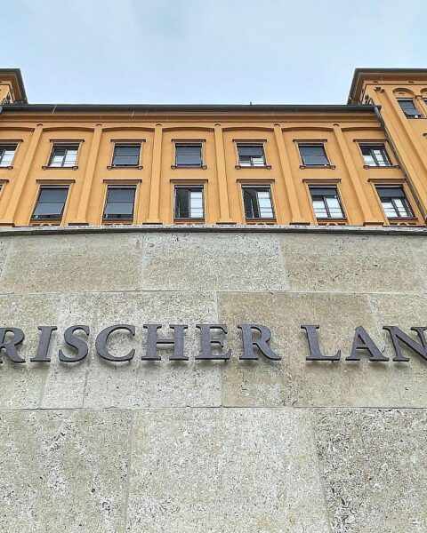 Bayerischer Landtag mit Wissenschaftsminister, NVIDIA-Vertreter und Hochleistungs-Grafikprozessoren für KI-Projekt.
