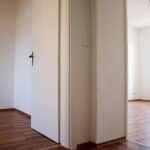 Leerstehende Gewerbeimmobilien, umgebaut zu modernen Wohnungen, symbolisieren innovative Wohnraumprojekte in Bayern.