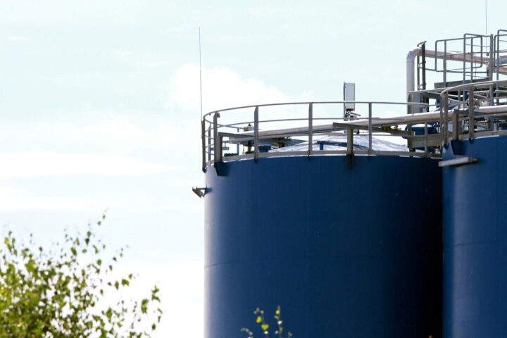 Öltanks symbolisieren die Energiepartnerschaft zwischen Bayern, Kasachstan und Usbekistan für künftige Lieferungen.