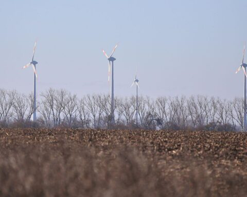 Windräder im Vordergrund, symbolisieren den Ausbau erneuerbarer Energien in Bayern und die Kritik daran.