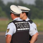 Symbolische Darstellung von Beamten, die die Forderung nach steuerfreier Prämie unterstützen.