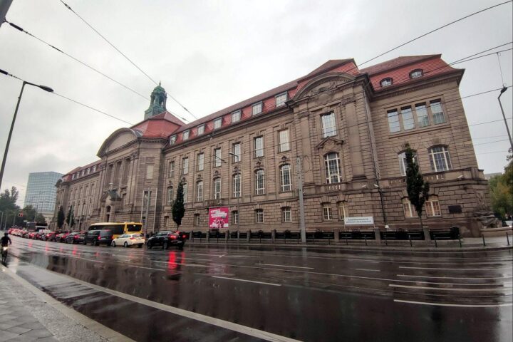 Bundeswirtschaftsministerium mit Akten, E-Mails und Hinweis auf geheime Durchsuchung von Konten.
