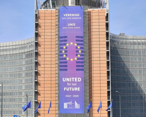 EU-Kommission in Brüssel, Inszenierung von Regulierung für OpenAI unter dem Digital Services Act.