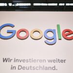 Google logo vor Regierungsgebäude mit Symbolen für Cloud und Digitalisierung, Konkurrenzdruck deutlich machen.