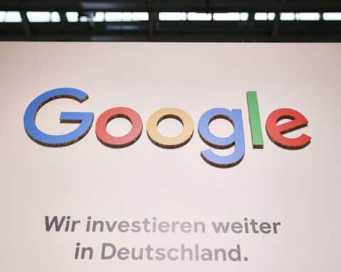 Google logo vor Regierungsgebäude mit Symbolen für Cloud und Digitalisierung, Konkurrenzdruck deutlich machen.