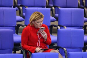 Julia Klöckner, Bundestagspräsidentin, Opfer eines Phishing-Angriffs auf ihr Signal-Konto.