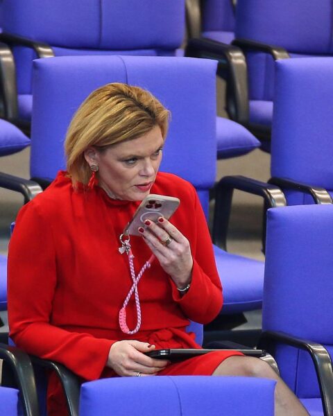 Julia Klöckner, Bundestagspräsidentin, Opfer eines Phishing-Angriffs auf ihr Signal-Konto.