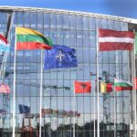 Nato-Flagge vor dem Hauptquartier in Brüssel, Symbol für geplante Marine-Mission im Persischen Golf.