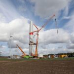 Windräder im Bau, Symbol für erneuerbare Energien und aktuelle Herausforderungen in der Energiepolitik.