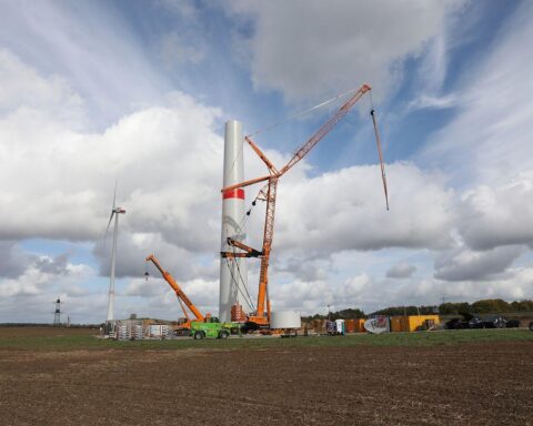 Windräder im Bau, Symbol für erneuerbare Energien und aktuelle Herausforderungen in der Energiepolitik.