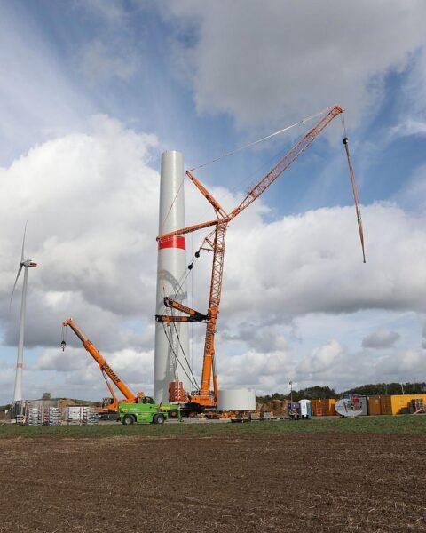 Windräder im Bau, Symbol für erneuerbare Energien und aktuelle Herausforderungen in der Energiepolitik.