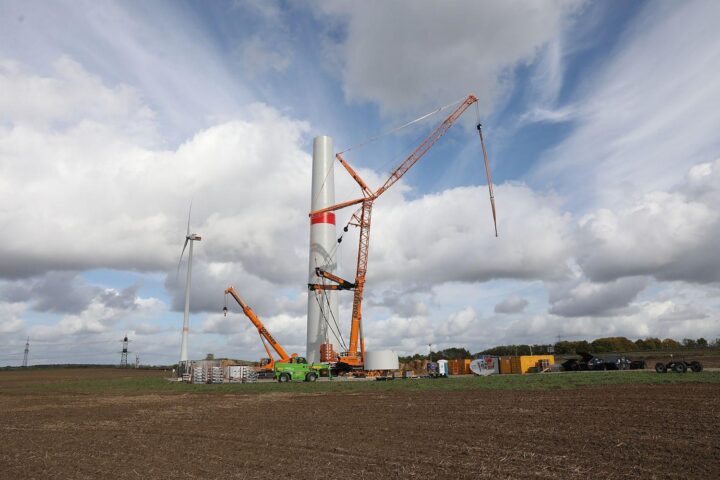 Windräder im Bau, Symbol für erneuerbare Energien und aktuelle Herausforderungen in der Energiepolitik.