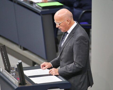 Rüdiger Lucassen kündigt Rücktritt als verteidigungspolitischer Sprecher der AfD-Bundestagsfraktion an.