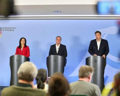 Politiker besprechen Kooperation zwischen Deutschland und Ukraine in Sicherheits- und Verteidigungsindustrie.