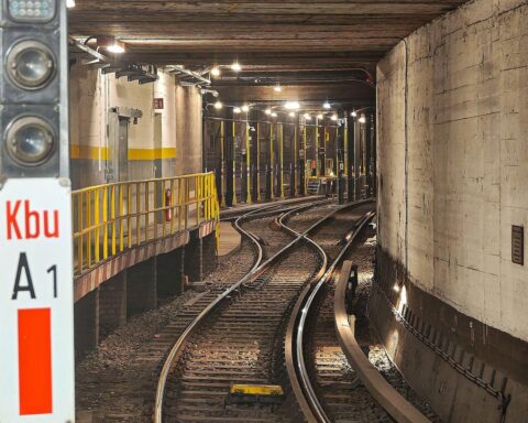 Ein U-Bahn-Tunnel mit Fahrtabschnitten und Gleisen, symbolisiert Berlins öffentliche Verkehrsdiskussion.