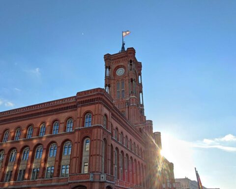 Rotes Rathaus in Berlin mit Hinweis auf Kontroversen um Fördermittel und Antisemitismus.