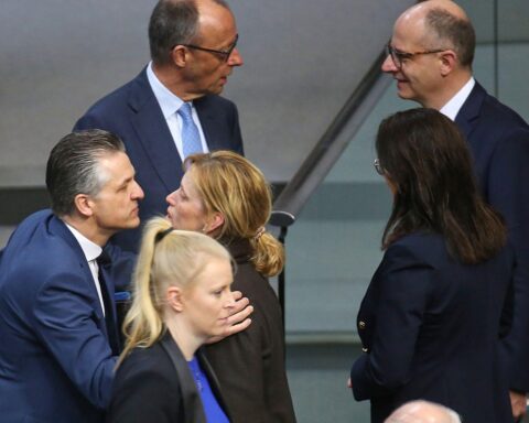 Politiker diskutieren drängende Probleme, Vertrauen in Regierung schwindet, AfD-Wähler frustriert.
