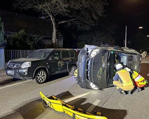 Ein umgekippter Honda Jazz, Feuerwehr befreit eingeklemmten Fahrer, Unfallstelle auf Ohligser Straße.