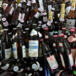 Bierflaschen auf einem Tisch, symbolisieren Rückgang und Trend zu alkoholfreiem Bier in NRW.