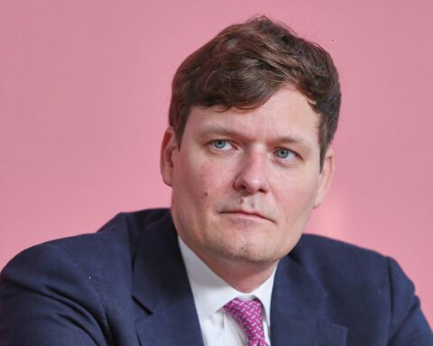 Sachsens Kultusminister diskutiert EU-Förderung für moderne berufliche Schulen und Fachkräftesicherung.