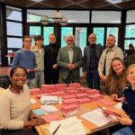 Bochumer Bürger stimmen mehrheitlich für Olympia-Bewerbung, Wahlurnen und begeisterte Bürger im Fokus.