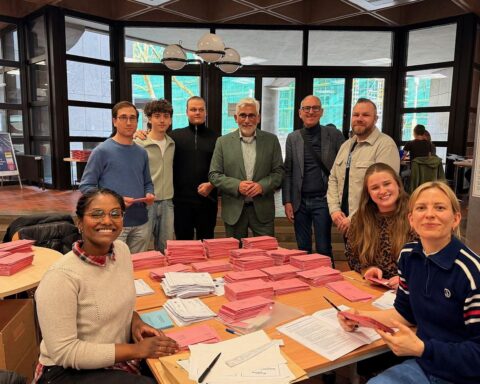 Bochumer Bürger stimmen mehrheitlich für Olympia-Bewerbung, Wahlurnen und begeisterte Bürger im Fokus.