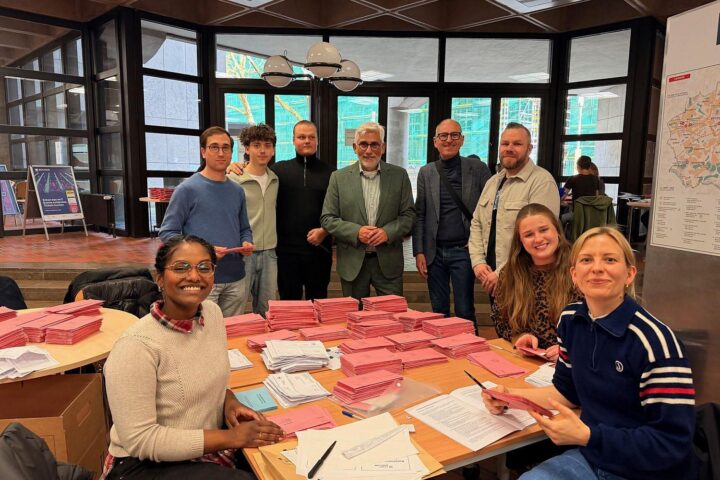 Bochumer Bürger stimmen mehrheitlich für Olympia-Bewerbung, Wahlurnen und begeisterte Bürger im Fokus.