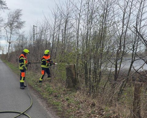 Freiwillige Feuerwehr bekämpft Böschungsbrand entlang Bahnstrecke zwischen Bremen und Hamburg.