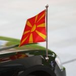 Die Flagge Nordmazedoniens, Symbol der Partnerschaft und europäischen Zusammenhalts.