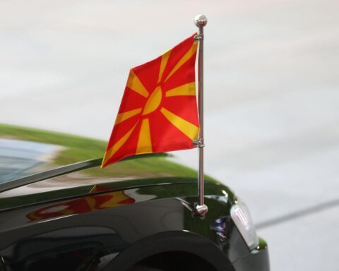 Die Flagge Nordmazedoniens, Symbol der Partnerschaft und europäischen Zusammenhalts.