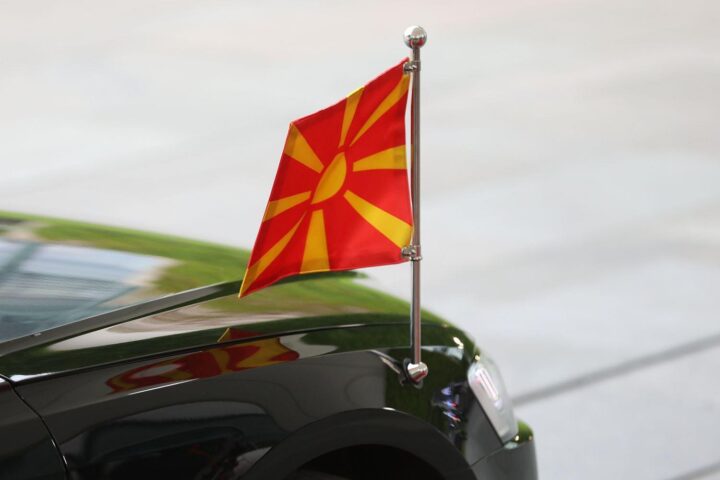 Die Flagge Nordmazedoniens, Symbol der Partnerschaft und europäischen Zusammenhalts.