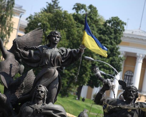Ukrainische Flagge vor Botschaft, symbolisiert neuen deutschen Botschafter in Kiew.