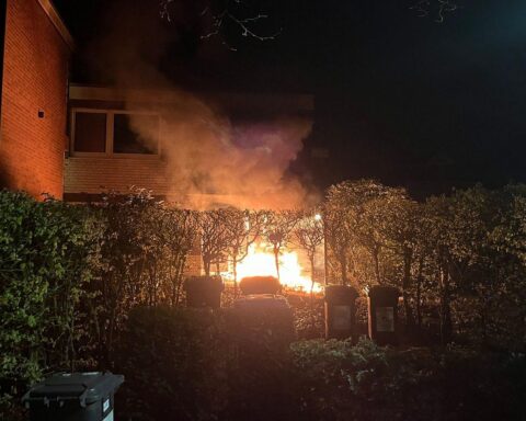 Intensive Feuerwehraktion bei Brand in Stade, Terrassenfeuer, beschädigtes Mehrfamilienhaus, hohe Schadenssumme.