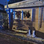 Feuerwehr im Einsatz, brennende Wohneinheit auf Campingplatz, Rauchentwicklung, betroffene Anwohner.