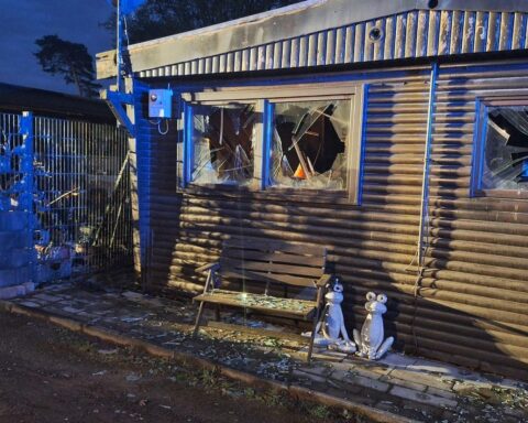 Feuerwehr im Einsatz, brennende Wohneinheit auf Campingplatz, Rauchentwicklung, betroffene Anwohner.