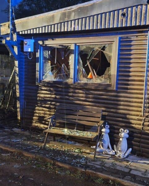 Feuerwehr im Einsatz, brennende Wohneinheit auf Campingplatz, Rauchentwicklung, betroffene Anwohner.