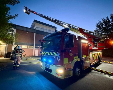 Feuerwehr im Einsatz bei Brand in Mettmann; starke Verrauchung, Drehleiter und Rettungskräfte aktiv.