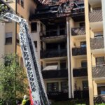 Evakuierte Bewohner, Feuerwehr im Einsatz, zerstörtes Mehrfamilienhaus nach Brand in Plochingen.