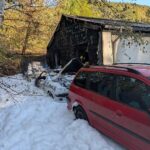 Brennende Autos, Feuerwehr im Einsatz, angrenzendes Wohngebäude betroffen, Rauch und Flammen sichtbar.