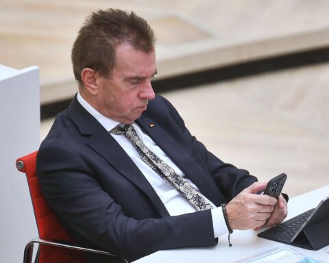 Der Landtagsabgeordnete Frank Bommert in einer kritischen Diskussion über Wehrmachtsbezüge und Verantwortung.