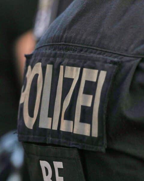 Brand eines alten Fabrikgebäudes in Erfurt, Feuerwehr im Einsatz, Kriminalpolizei ermittelt.