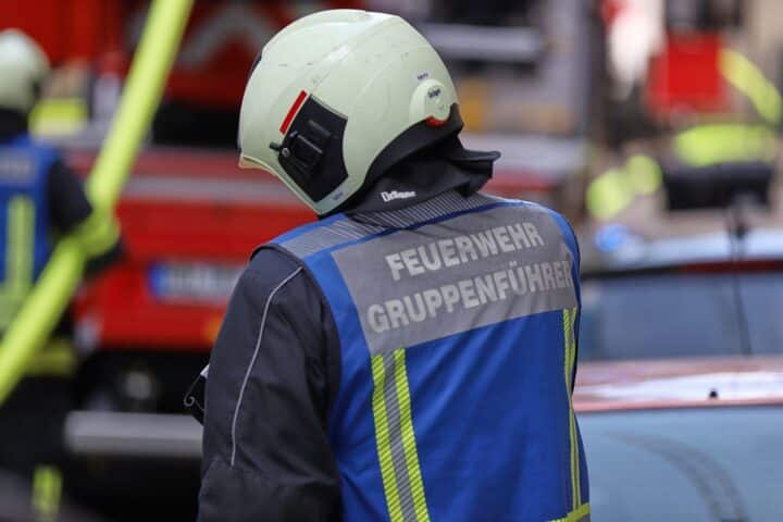 Brennendes Auto, Feuerwehr im Einsatz, Nacht, Einsatzort, Schadensstelle, Brandstiftung, Polizei sucht Zeugen.