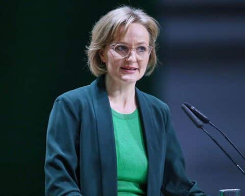 Franziska Brantner kritisiert Regierung für Führungsversagen und fordert dringend Entlastungsmaßnahmen.